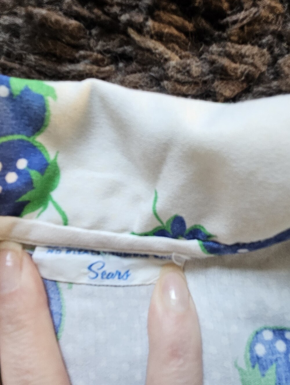 Vintage Sears white blue strawberry and flowers novelty motif accented with brig - Picture 5 of 7